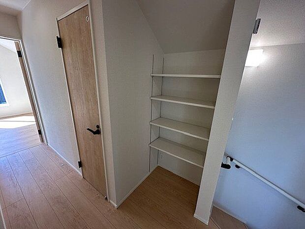 【収納/2階】2階の廊下に設けられた可動棚です。日用品の収納や本棚としてなど、用途に合わせて使える便利なスペースです。