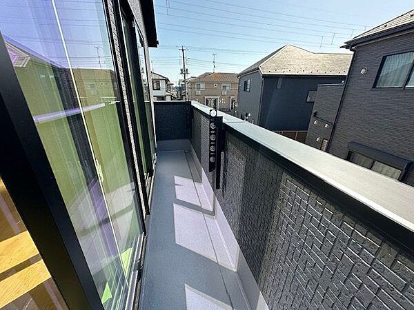 【バルコニー】洗濯物が乾きやすい南西向きのバルコニーです。