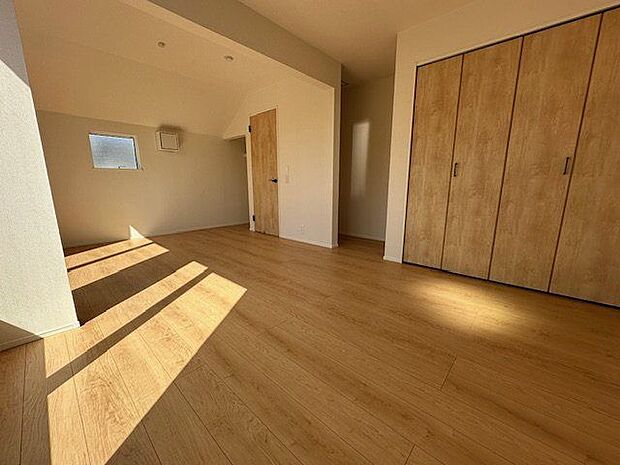 【洋室/約11.5帖】間取り変更後も、それぞれの居室に収納と窓を設けられる設計です。