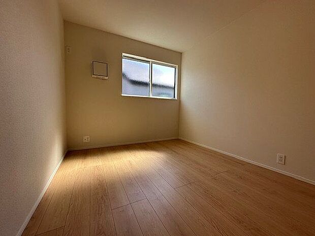 【洋室約5.2帖】窓が腰高窓のため壁面が多く、ベッドや机などの家具が配置しやすい洋室です。