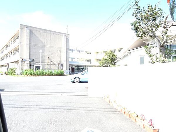市原市立八幡中学校 徒歩20分。八幡小学校、五所小学校、石塚小学校、若宮小学校の4小学校が進学する公立中学校です。 1600m