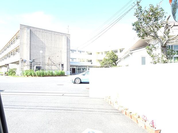 市原市立八幡中学校 徒歩20分。八幡小学校、五所小学校、石塚小学校、若宮小学校の4小学校が進学する公立中学校です。 1600m