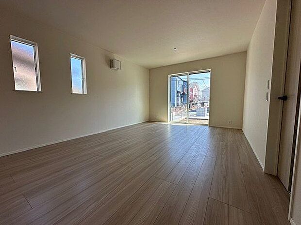 【LDK/約17.5帖】2面採光が確保された明るく開放感のあるLDKです。