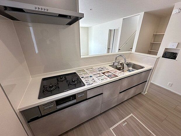 【キッチン】キッチンには3口ガスコンロが備えられているため、複数品を同時に調理可能。効率的な調理で時短に繋がります。