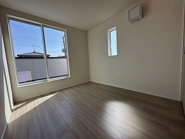 【洋室/約5.7帖】南東バルコニーに面する掃き出し窓から、明るい陽光が注ぎ込みます。