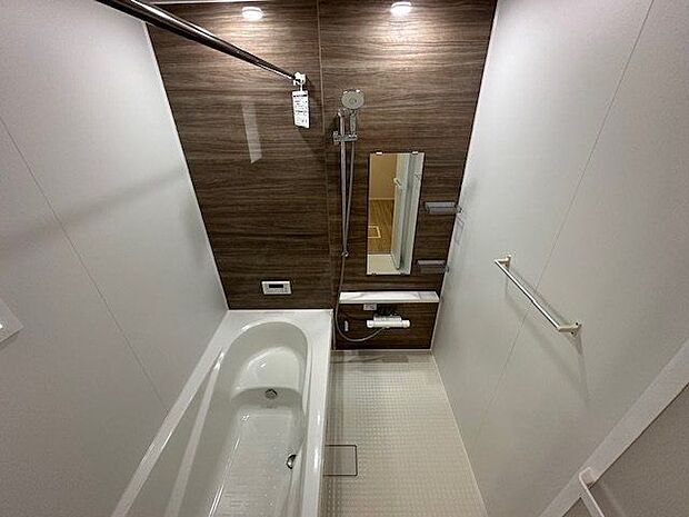 【浴室】アクセントパネルが施され落ち着いた雰囲気の浴室。換気暖房乾燥機付きで、室内干しも可能です。