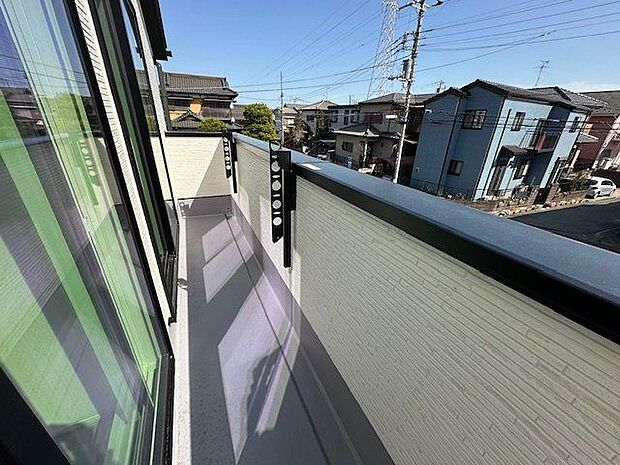 【バルコニー】約7.75帖と約5.7帖の洋室から出入り可能な、南東向きのバルコニーです。