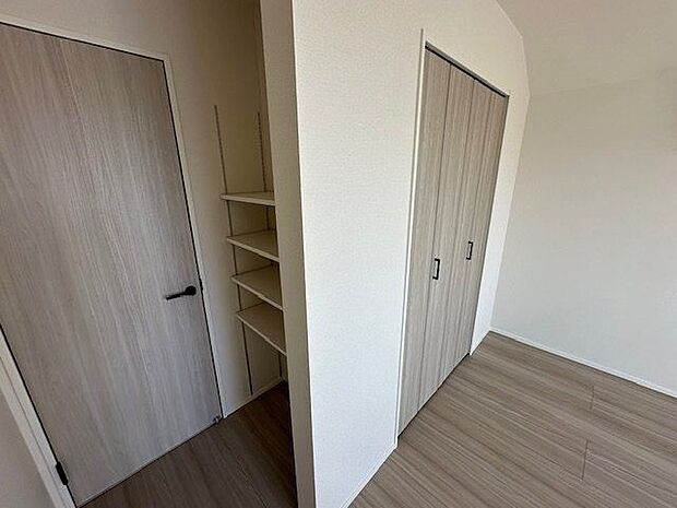 【洋室/約7.75帖】クローゼットと可動棚付きの収納が設けられており、住空間を広く活用することができます。