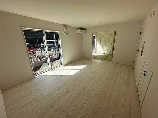 【LDK/6号棟】生活のメインスペースであるLDKは、ゆとりのある広さです。ご家族皆様でのびのびと過ごすことができそうです。