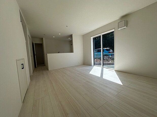 【LDK/6号棟】リビングイン階段が採用されています。ご家族で顔を合わせる機会が増え、コミュニケーションが生まれやすくなります。