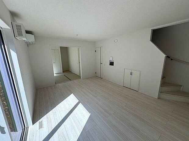 【LDK/6号棟】約16.1帖のLDKは、隣接する約5.0帖の和室と繋げて開放的な空間として活用可能です。