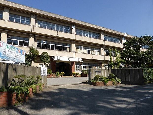 市原市立市原中学校 徒歩8分。1947年に創立された、歴史と伝統のある中学校です。テーマ:市中スマイル憲章「勇気・あいさつ・笑顔」。 640m