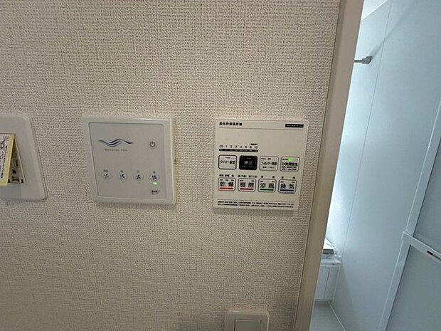 【浴室暖房乾燥機付/6号棟】花粉の季節や雨の日も洗濯ものを乾かすことができます。