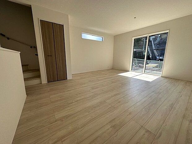 【LDK/7号棟】生活のメインスペースであるLDKは、ゆとりのある広さです。ご家族皆様でのびのびと過ごすことができそうです。