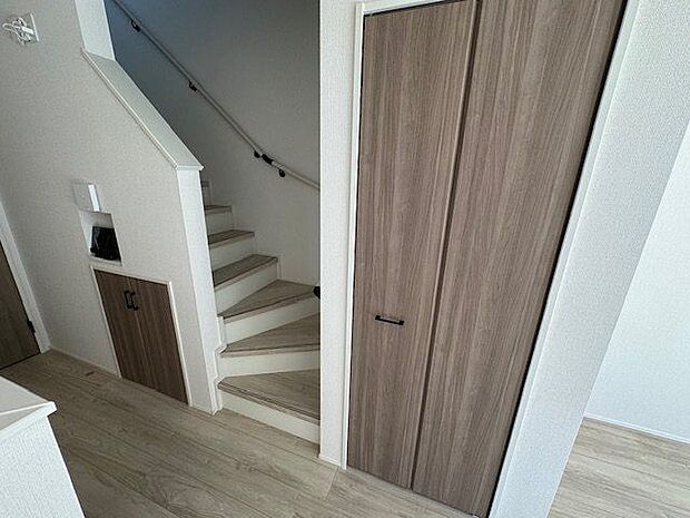 【LDK/7号棟】リビングイン階段が採用されています。ご家族で顔を合わせる機会が増え、コミュニケーションが生まれやすくなります。