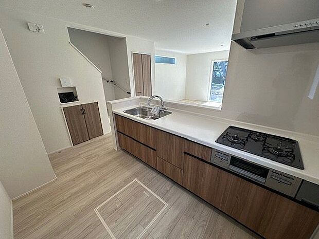 【キッチン/7号棟】作業スペースやシンクが広く取られています。お料理をスムーズに行うことができそうです。