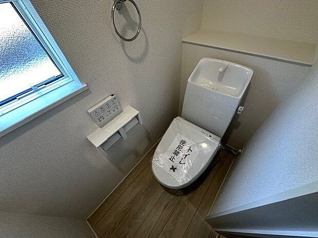 【トイレ/7号棟】温水洗浄便座つきのトイレです。窓付で、自然換気もできます。