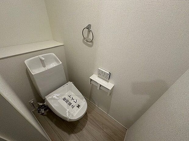 【トイレ/7号棟】トイレは各階にあり、来客やお支度の重なる時間も、便利に使えます。