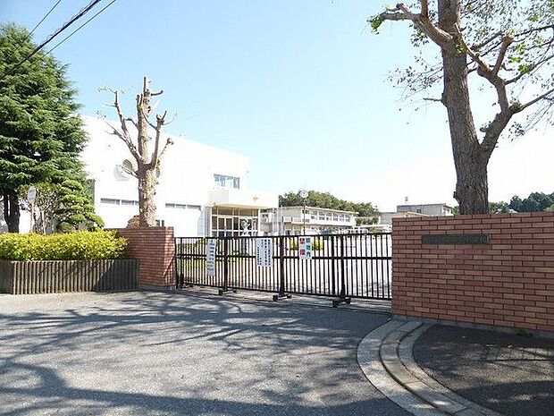 市原市立市原小学校 徒歩8分。「ふるさと愛し 夢と希望をもって がんばる子」が、学校教育目標に掲げられています。 640m