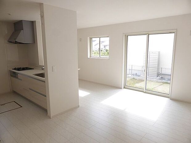 【LDK/同仕様】LDKは約18.0帖。家具などを置いてもゆとりのある広さです。お互いの顔を見ながら会話ができる対面仕様のシステムキッチンが採用されています。※実際とは異なる場合があります。