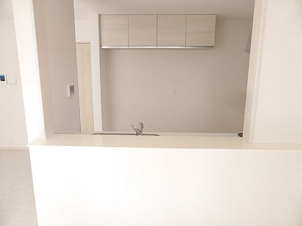 【LDK/同仕様】カウンター越しに料理の配膳ができます。お手伝いもはかどりそうです。※実際とは異なる場合があります。