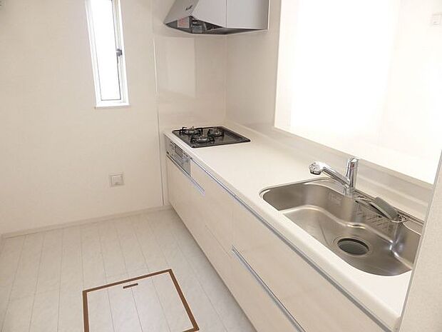 【キッチン/同仕様】ご家族と会話しながら作業できる対面式キッチンです。配膳などに便利なカウンター付きです。※実際とは異なる場合があります。