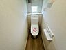 トイレ：【トイレ/1階】年間を通して快適にご利用いただける、温水洗浄便座付きのトイレです。