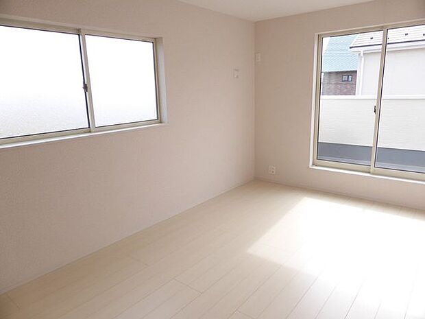 【洋室/同仕様】バルコニーに面した、明るく開放的な洋室。直接バルコニーに出入りでき、気軽に気分転換やリフレッシュができそうです。※実際とは異なる場合があります。