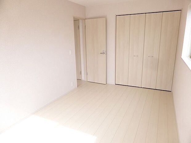 【洋室/同仕様】各洋室は振り分けタイプで、プライベートタイムをゆったりとお過ごしいただけます。※実際とは異なる場合があります。