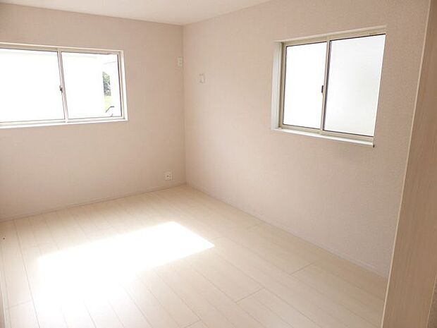 【洋室/同仕様】2面採光が確保された、明るく開放感のある洋室です。2つの窓を開けると、自然換気もスムーズ!※実際とは異なる場合があります。