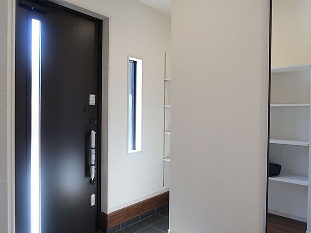 【玄関/同仕様】ドアのスリット部分から自然光が入る、明るい玄関。日中は電気をつけずに対応できそうです。※実際とは異なる場合があります。