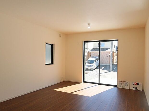 【LDK/同仕様】ご家族が集うLDKは、南西向きの明るい住空間です。南西・南東面に窓が配されています。※実際とは異なる場合があります。