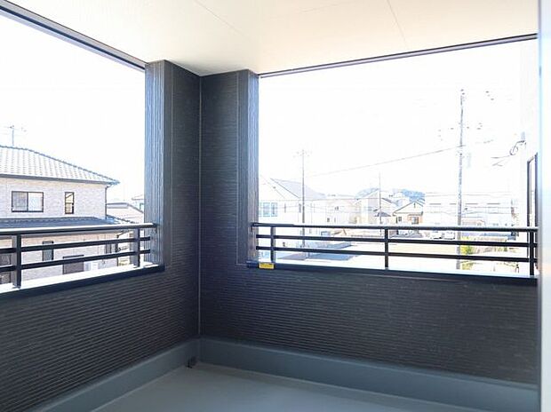 【バルコニー/同仕様】2箇所に開口部が設けられており、たっぷりの日差しと風が入るバルコニー!天気の良い日は、洗濯物もカラッと乾きそうです。※実際とは異なる場合があります。