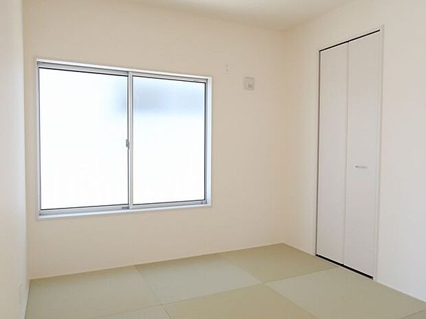 【和室/同仕様】客間や家事室、書斎、お子様のプレイルームなど、多用途に重宝するやすらぎの和室です。※実際とは異なる場合があります。