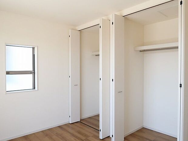 【収納/同仕様】収納に枕棚、ハンガーパイプ付きです。皺を避けたい衣類を仕舞う際も便利!※実際とは異なる場合があります。