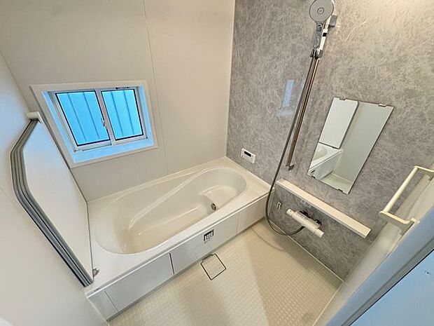 【浴室/A号棟】バスタブは、半身浴を楽しめるベンチタイプが採用されています。ご高齢の方や小さなお子様が入浴する際にも役立ちます。