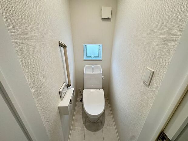 【トイレ/A号棟】温水洗浄便座付きで快適に使用できます。手洗い器一体型なので、使用後すぐに手を洗うことができ衛生的です。