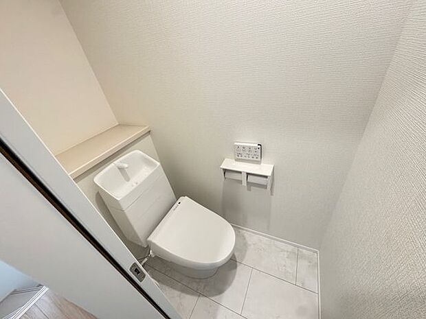【トイレ/A号棟】トイレは1階・2階の2箇所に設けられています。忙しい朝や来客の際にも重宝します。