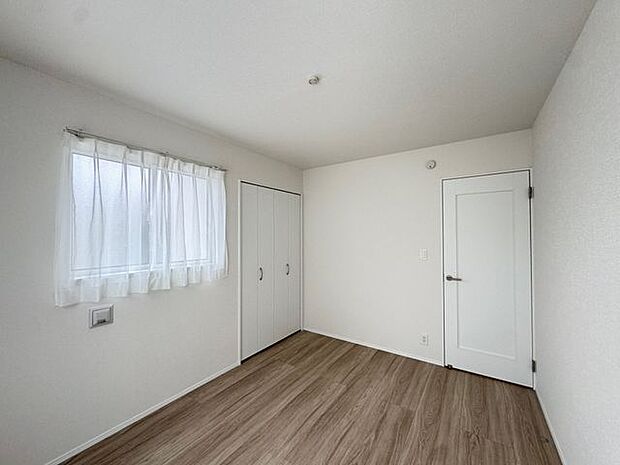 【洋室(約6帖)/A号棟】物入に大小様々な荷物を仕舞えるので、室内を広く使うことができます。