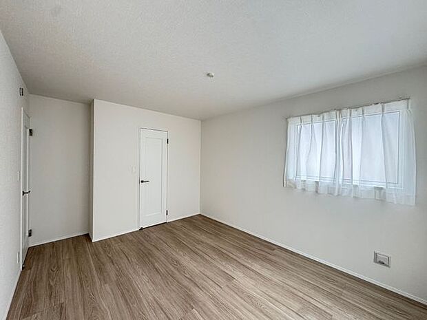 【洋室(約8.1帖)/A号棟】大容量のWICが備えられています。洋室の中で最も広く、主寝室にもおすすめです。