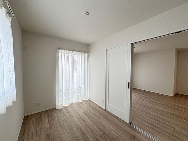 【洋室(約5.0帖)/A号棟】南側・東側の2面採光。南側の掃き出し窓から、庭に出入りが可能です。