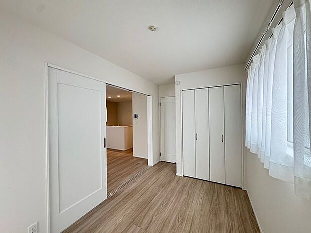 【洋室(約5.0帖)/A号棟】物入があるので、お部屋がスマートに片付き、居住空間を有効活用できます。