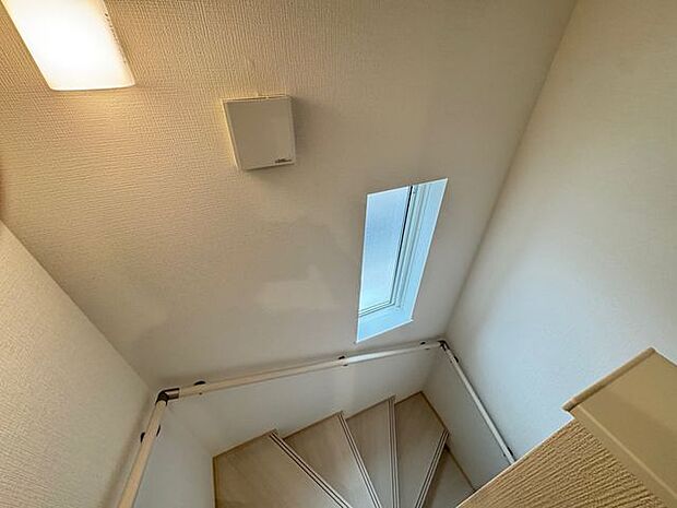 【階段/A号棟】転倒などの事故を防ぐため、手すりが備わっています。ご高齢の方や小さなお子様が昇り降りする際も、安全性が高まります。