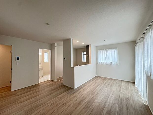 【LDK/D号棟】キッチン背面には洗面所があり、家事がスムーズに進む間取りです。