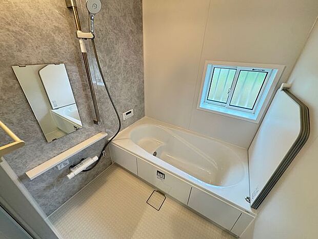 【浴室/D号棟】バスタブは、半身浴を楽しめるベンチタイプが採用されています。ご高齢の方や小さなお子様が入浴する際にも役立ちます。