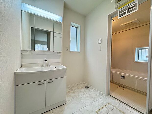 【洗面室/D号棟】ヘアセットやメイクのしやすい三面鏡タイプの洗面台です。洗面ボウル下、鏡裏に収納スペースがあり、スキンケア用品などを保管できます。