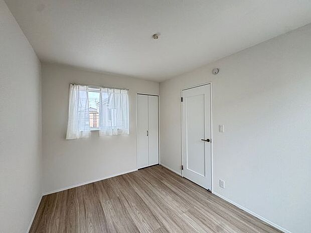 【洋室(約6帖)/D号棟】物入に洋服や荷物を収納できるため、室内を広く使うことができます。