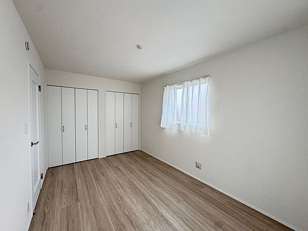 【洋室(約7.5帖)/D号棟】大容量の物入が備えられています。洋室の中で最も広く、主寝室にもおすすめです。