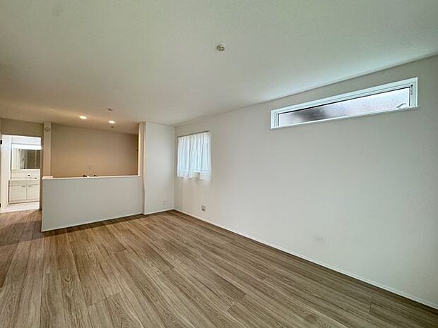 【LDK/B号棟】見通しが良いI型のLDK。ダイニングやリビングのどこにいてもコミュニケーションが取りやすく、ご家族揃って寛ぎの時間をお過ごしいただけます。