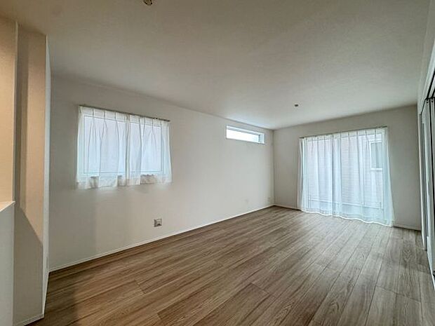 【LDK/B号棟】家具を配置しやすい縦長リビング仕様。2面採光で風通しも良好です。明るく開放的な住空間は、ご家族のお気に入りの場所になりそう!